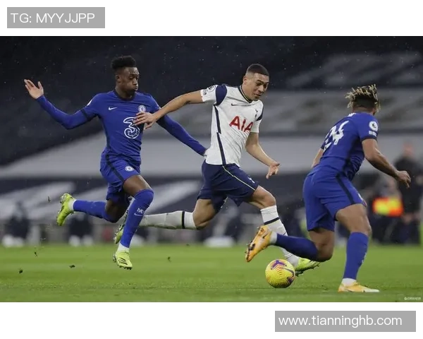 英超焦点战巴萨与多特蒙德平局红牌争议引发全场热议