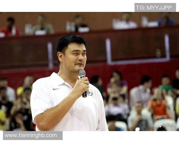 姚明深情对视瞬间揭示篮球背后的情感与坚持